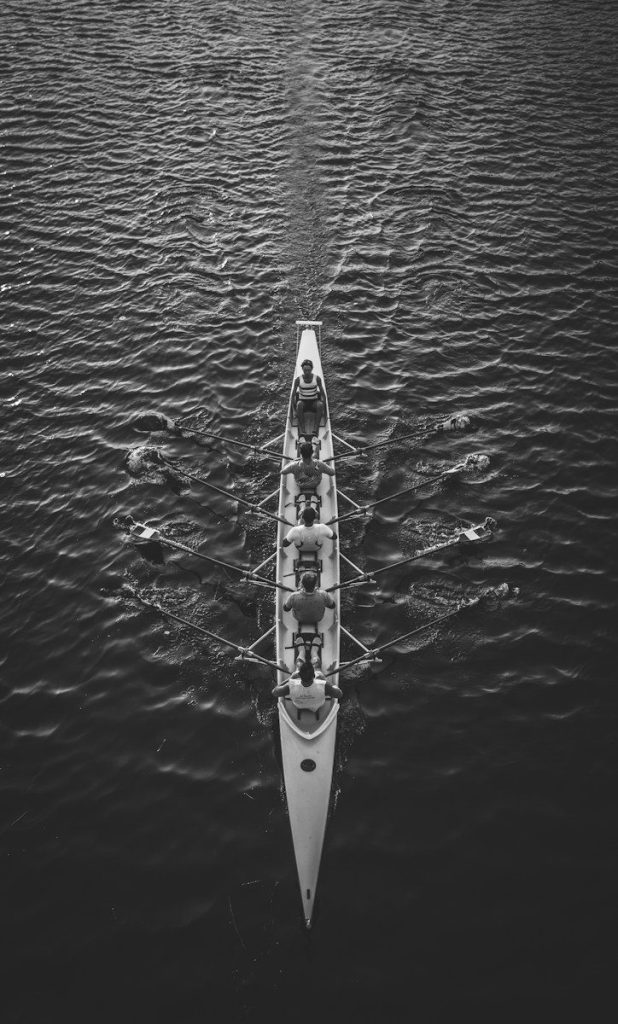 Rowing team working together toward a common goal representing teamwork and collaboration at SmartLife VN